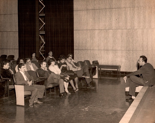 Foto de José Ramón Brene imparte conferencia sobre personajes y ambientes de sus obras, Biblioteca Nacional, 16 noviembre 1962. Colección especial de fotografías BNJM.  
